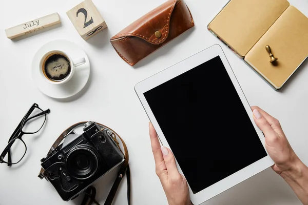 Cropped View Woman Holding Digital Tablet Photo Camera Coffee Case — Stock Photo, Image