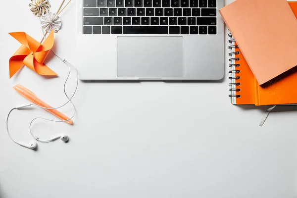 Bovenaanzicht Van Oranje Notepads Oortelefoons Pen Laptop Wit Oppervlak — Stockfoto