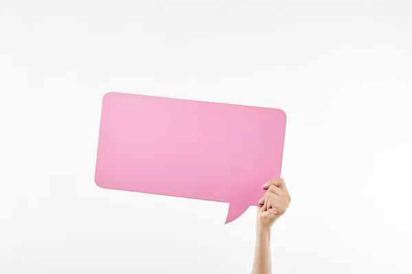 裁剪视图的妇女与粉红色的语音气泡在手孤立在白色 — 图库照片