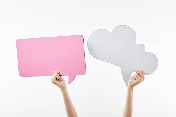 обрезанный вид женщины с розовой мысли и речи пузырьки в руках изолированы на белом
