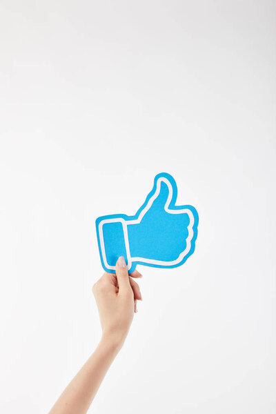 обрезанный вид женщины с голубым большим пальцем вверх знаки в руке изолированы на белом
