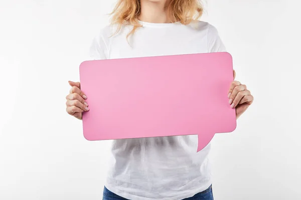 裁剪视图的妇女与粉红色的语音气泡在手隔离在白色 — 图库照片