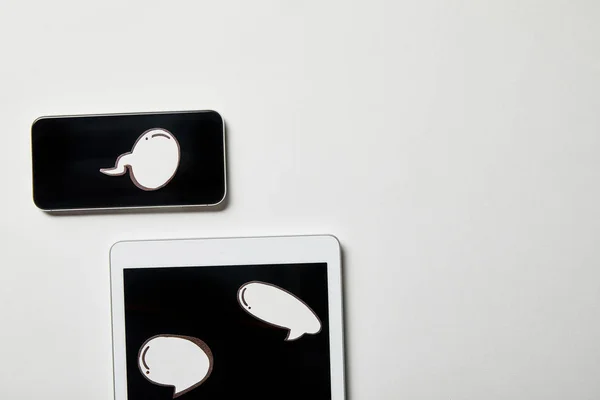 Tablet Digital Smartphone Com Papel Pensamento Bolhas Fala Superfície Branca — Fotografia de Stock