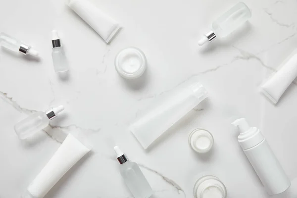 Kozmetikai Üvegpalackok Krémszínű Tégelyek Hidratáló Csövek Jázmin Felső Nézete Fehér — Stock Fotó