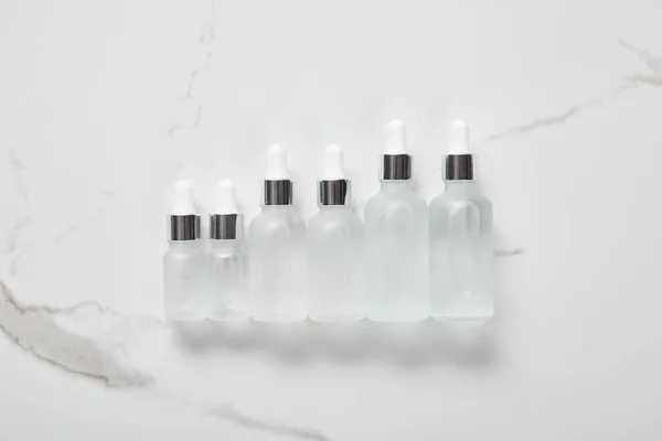 白色表面上的化妆品玻璃瓶顶视图 — 图库照片