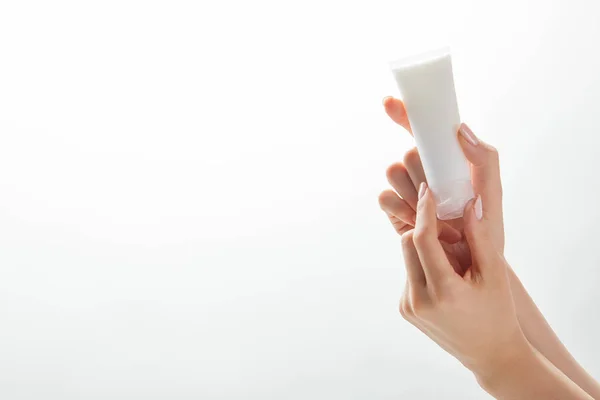 Visão Recortada Mãos Mulher Com Tubo Creme Cosmético Isolado Branco — Fotografia de Stock