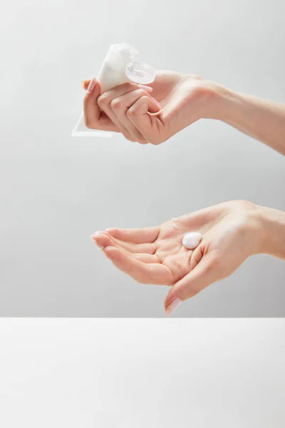 Visão Recortada Mulher Segurando Tubo Cosmético Mãos Aplicando Creme Pele — Fotografia de Stock