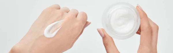 Plano Panorámico Mujer Aplicando Crema Sobre Piel Sosteniendo Frasco Aislado —  Fotos de Stock