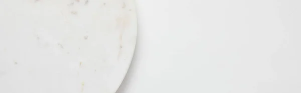 白い表面のプレートのパノラマショット — ストック写真