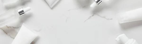 Panoramaaufnahme Kosmetischer Glasflaschen Feuchtigkeitsröhrchen Und Spender Auf Weißer Oberfläche — Stockfoto