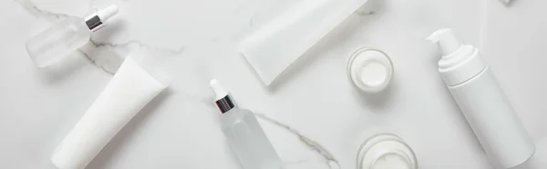 Plan Panoramique Bouteilles Verre Cosmétique Bocaux Avec Crème Tubes Hydratants — Photo