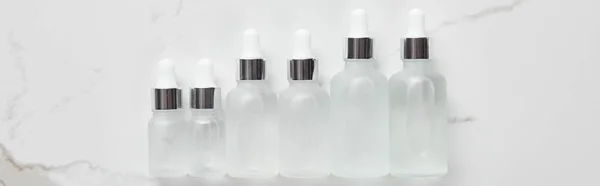 Colpo Panoramico Bottiglie Vetro Cosmetico Superficie Bianca — Foto Stock