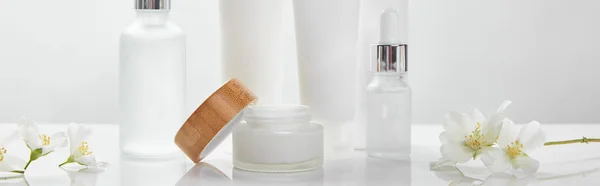 Panoramiczny Strzał Śmietany Rurkach Słoiki Szklane Butelki Kosmetyczne Jaśminu Białej — Zdjęcie stockowe