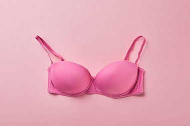 pembe arka plan üzerinde brassiere üst görünümü, meme kanseri kavramı