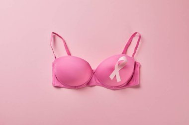 pembe arka plan üzerinde brassiere üzerinde şerit üst görünümü, meme kanseri kavramı