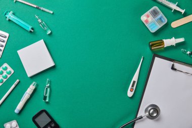 yeşil yüzeyüzerinde ortasında boş alan ile çeşitli tıbbi malzemelerin üst görünümü