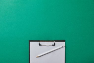 yeşil yalıtılmış boş kağıt ile klasörüzerinde kalem üst görünümü