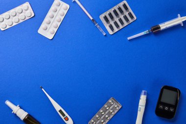 mavi arka plan üzerinde çeşitli tıbbi malzemelerin üst görünümü