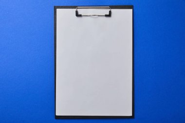 mavi yalıtılmış boş kağıt ile klasörün üst görünümü