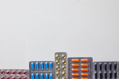 beyaz üzerine izole blister paketleri bina kavramının üst görünümü