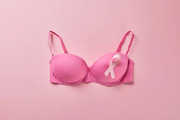 분홍색 유방암 개념에 브래지어에 리본의 상단보기 — 스톡 사진