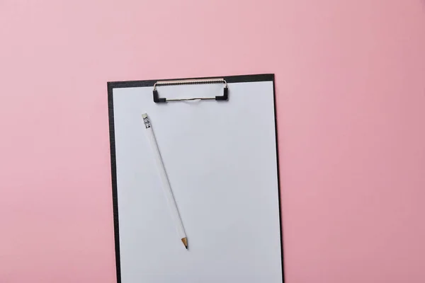 Lápiz Carpeta Con Papel Vacío Aislado Rosa — Foto de Stock