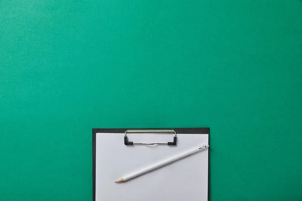 Yeşil Yalıtılmış Boş Kağıt Ile Klasörüzerinde Kalem Üst Görünümü — Stok fotoğraf