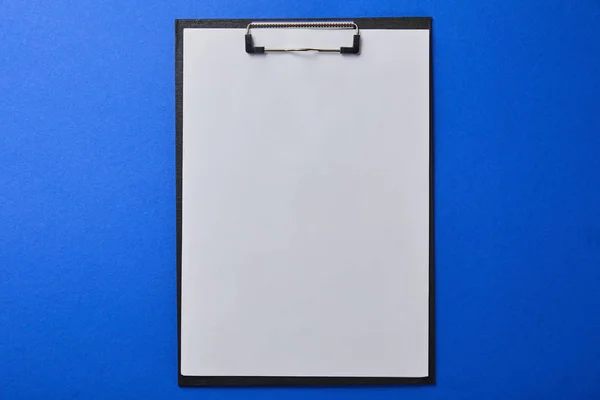 Vista Superior Carpeta Con Papel Blanco Aislado Azul — Foto de Stock