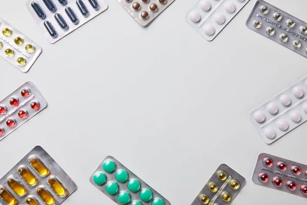 Ansicht Von Blisterverpackungen Mit Bunten Pillen Isoliert Auf Weiß — Stockfoto