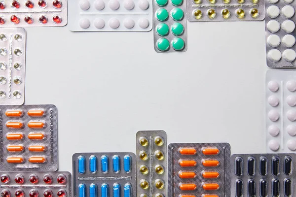 Viele Blisterpackungen Mit Verschiedenen Medikamenten Isoliert Auf Weiß — Stockfoto