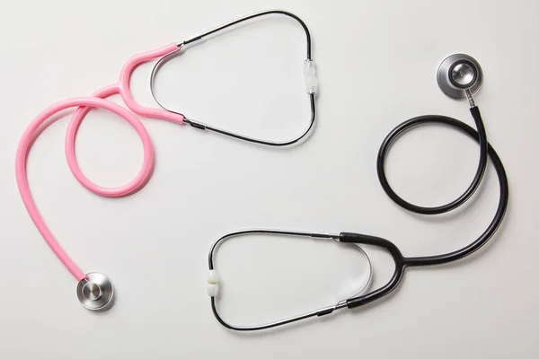 Widokiem Dwa Stetoskopy Medyczne Izolowane Białym — Zdjęcie stockowe