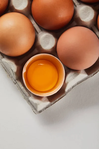 Top View Broken Eggshell Yellow Yolk Eggs Carton Box — Stock Photo, Image