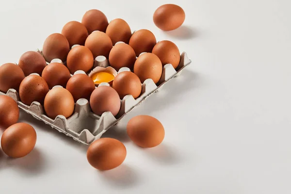 纸箱盒中鸡蛋附近的黄蛋壳破碎蛋壳 — 图库照片