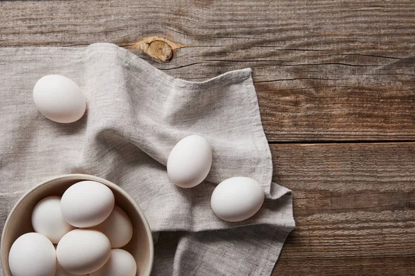 布で木製のテーブルのボウルに鶏の卵のトップビュー — ストック写真