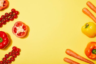 sarı arka planda kırmızı ve turuncu sebzeler üst görünümü