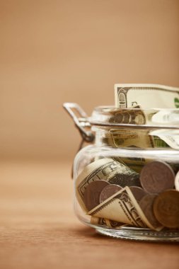 dolar banknotlar ve sikkeler ile cam kavanoz yakın görünümü