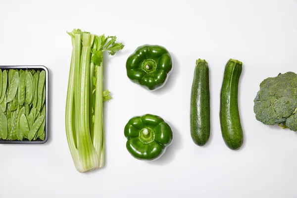 白色背景上绿色蔬菜的顶视图 — 图库照片