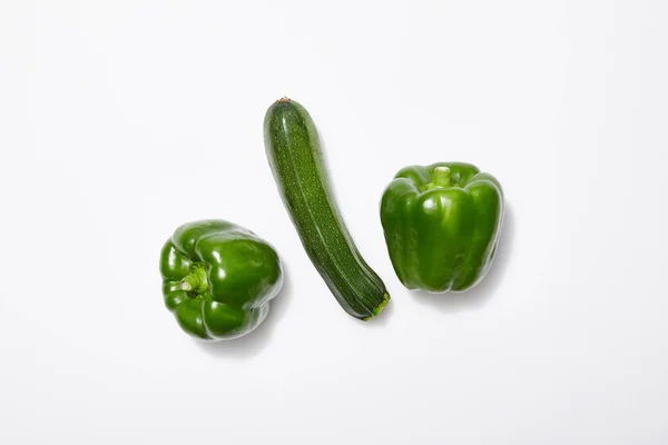 Vista Dall Alto Peperoni Verdi Zucchine Sfondo Bianco — Foto Stock