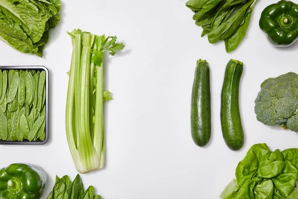 Topputsikt Över Gröna Ekologiska Grönsaker Vit Bakgrund — Stockfoto