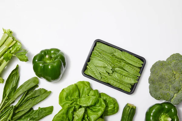 コピースペースを持つ白い背景に緑の栄養価の高い野菜のトップビュー — ストック写真