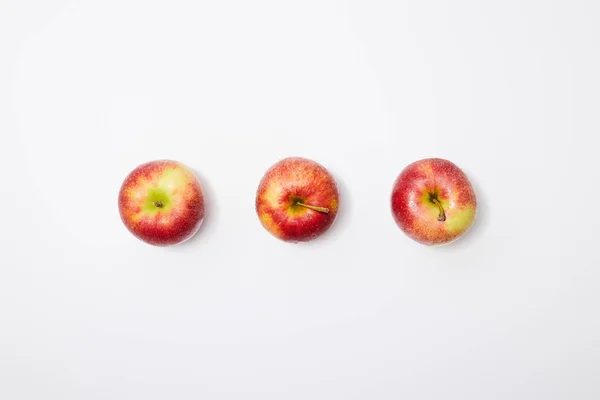 Вид Зверху Червоні Яблука Ряд Білому Тлі — стокове фото