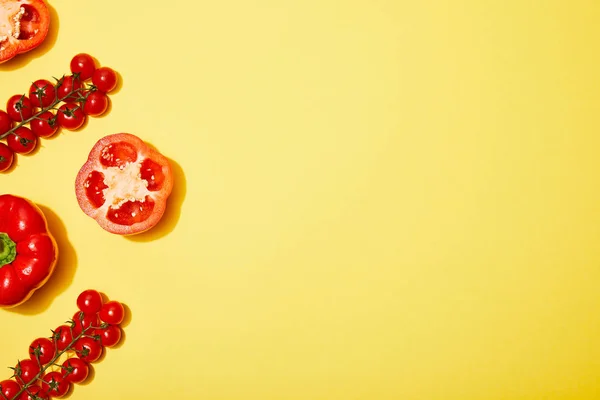 Vista Superior Tomates Cereja Vermelhos Páprica Fundo Amarelo — Fotografia de Stock