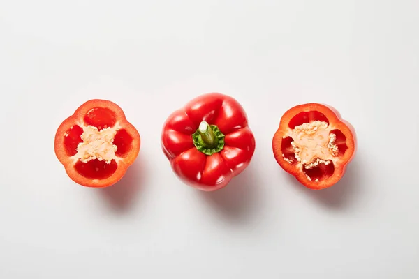 Top Uitzicht Van Rode Organische Cut Hele Paprika Witte Achtergrond — Stockfoto