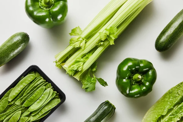 Tendido Plano Con Verduras Ecológicas Deliciosas Verdes Sobre Fondo Blanco — Foto de Stock