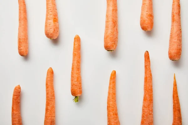 Acostado Plano Con Zanahorias Frescas Sobre Fondo Blanco —  Fotos de Stock