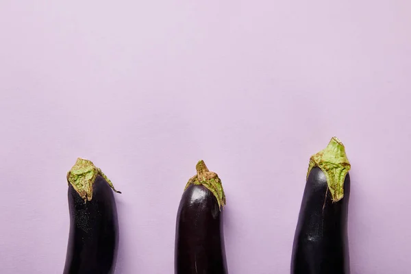 Vista Superior Berenjenas Maduras Sobre Fondo Violeta Con Espacio Para — Foto de Stock