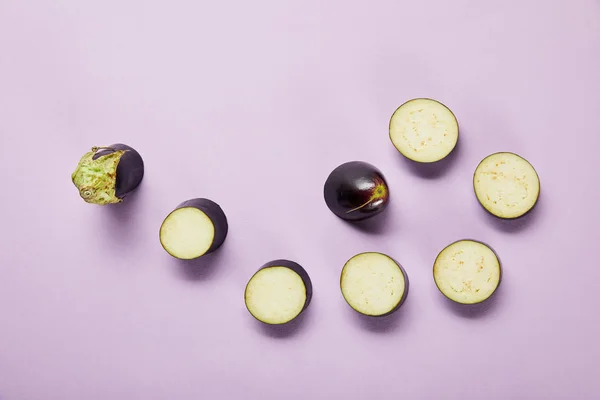 Draufsicht Auf Reife Aufgeschnittene Auberginen Auf Violettem Hintergrund Mit Kopierraum — Stockfoto