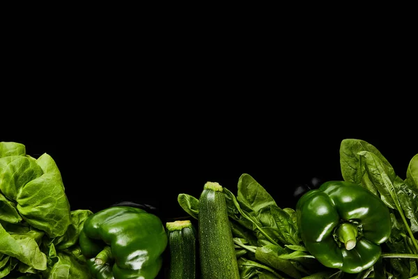 黒で分離された新鮮な有機緑野菜のトップビュー — ストック写真