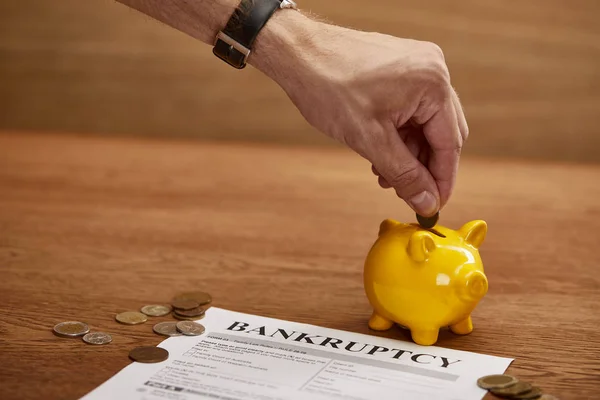 Vista Recortada Del Hombre Poniendo Moneda Alcancía Amarilla Cerca Forma — Foto de Stock