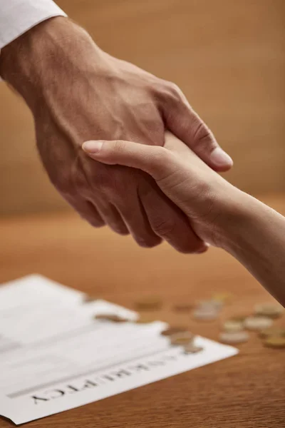破産形態の近くで握手する男女の選択的焦点 — ストック写真